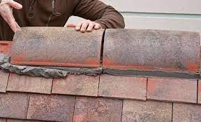 Installer Un Faitage Scelle Sur Un Toit De Tuiles Tuiles Toit Reparations De Maison