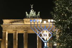 Yiddish lyrics video (feb 14, 2021) chanukah oy chanukaha yontif a sheyner,a lustiker a freylekhernisht do nokh azoynerale nakht mit dreydlech shpiln mir,frishe heyse latkes, Zentralrat Der Juden Chanukka Am Brandenburger Tor