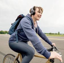 Klassische kopfhörer bestehen aus zwei großen die bässe hören sich dadurch intensiver an. Telefonieren Und Musikhoren Auf Dem Fahrrad Was Ist Erlaubt Welt