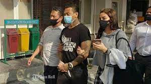 Melihat perjalanan kasus jerinx sid hingga divonis 1 tahun 2 bulan. Ditetapkan Sebagai Tersangka Ini Perjalanan Kasus Jerinx Sid Awalnya Singgung Soal Kacung Who Tribunnewsmaker Com