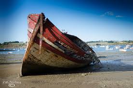 Un Bateau Echoue Sur Une Plage En Bretagne Bateau Photos Plage