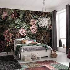 ورق جدران تحتوي بعض أنواع ورق الجدران على مواد لاصقة م صممة خلف الورق