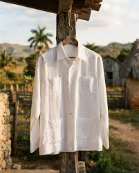  Según la tradición, la guayabera se originó en la región de Sancti Spíritus durante el siglo XVIII, cuando una costurera cubana habría diseñado una camisa con grandes bolsillos frontales para que