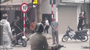 Sau một hồi truy đuổi, lực lượng chức năng bắt được sỹ, thu giữ 6 dao phóng lợn (có cán bằng sắt ống dài khoảng 2 m). Clip Hai Hotgirl Giáº­t Toc Nhau Giá»¯a Ä'Æ°á»ng Ha Ná»™i Co NgÆ°á»i Mang Háº³n Phong Lá»£n Ä'áº¿n Dáº±n Máº·t