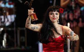 Watch the official music video for tu falta de querer performed by mon lafertemusic video by mon laferte performing tu falta de querer. La Historia De La Cancion Tu Falta De Querer El Hit De Mon Laferte Festival De Vina Del Mar 2017 24horas