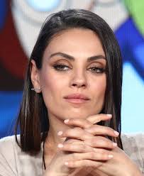 Mila kunis, whose trademark dark hair has seen her from her that '70s show days all the way through to bad moms, has made a big change. Mila Kunis Medium Straight Cut Mila Kunis Hair Lookbook Stylebistro