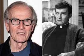 El actor estadunidense robert hogan, que apareció en más de 150 títulos de cine, teatro y sobre todo televisión durante seis décadas de carrera, entre ellos las series televisivas m*a*s*h y the wire. Rwa0sqdb9dls0m