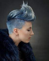 Irokesenschnitt Fur Frauen Undercut Blau Blond Hairstyles Irokesenschnitt Mohawk Frisur Schone Frisuren Kurze Haare