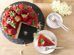 In den teig kommt nicht nur und wann kommen die erdbeeren zu ihrem einsatz? No Bake Topfentorte Mit Erdbeeren Alles Was Mich Glucklich Macht