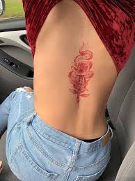 Rote Tatowierung Rote Tatowierung Auf Dem Rucken Rote Rose Tatowierung Rote Schlange Tattoo Wirbel Tatoeage Ideeen Sierlijke Tatoeages Lichaams Tatoeages