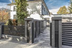 Immer wieder einmal kommt der gedanke auf, anstatt einem gartenzaun eine mauer an der grundstücksgrenze zu bauen. Mauern Und Stelen Als Sichtschutz Inspiration Von Rinn Beton