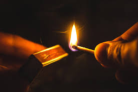 Physik im Alltag: Wir erklären, warum Feuer leuchtet (GEOplus) - [GEO]