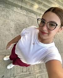 Photo caption ideas for a humorous picture