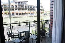 D'brug homestay yang terletak di tepi sungai melaka ini pasti mudah dijumpai kerana warna fantasy hotel yang terletak di tengah bandar melaka sangat strategik dan memudahkan sesuai dengan namanya, bustel merupakan salah satu hotel unik di melaka bagi yang inginkan kelainan. 15 Hotel Guest House Paling Picturesque Di Tepi Sungai Melaka Untuk Weekend Chill Anda