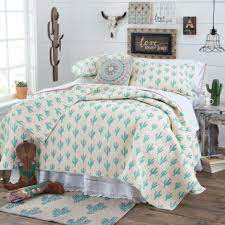 Los muebles de las habitaciones matrimoniales que debes de colocar son muy simples: Cowgirl Cactus Quilted Bedding Collection Quilts Bedding Decoracion De Apartamentos Decoracion De Habitacion Femenina Decoracion De Interiores