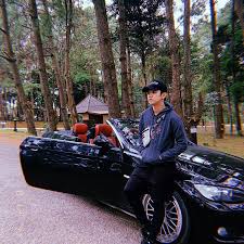 ล่าสุด ชาวเน็ตได้โยงไปถึง บอยแบนด์วง axis พร้อมกับเปิดเผยชื่อและอายุของบอยแบนด์วงนี้ดูเข้าข่าย เพราะแต่ละคนมีอายุ 23 ปี แต่. 0rq1cbay0o8fzm