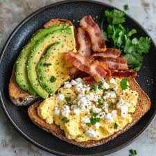 Toast and scrambled eggs with bacon