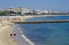 Sable doré, mer bleue azur, décoration épurée. Cannes Plage De La Croisette