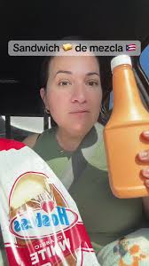 Preparación de los sandwichitos de mezcla para las cenas festivas