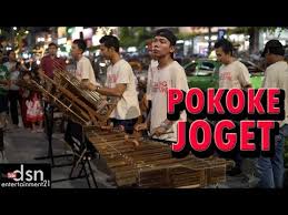 Saya sungguh menikmati suguhan orang yang ngamen jenis ini. Musisi Angklung Malioboro Jogja Calung Funk Pokoke Joget Kaskus
