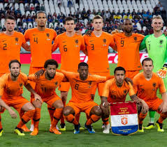 Elftal har 13 översättningar i 7 språk. Nederlands Elftal Onsoranje