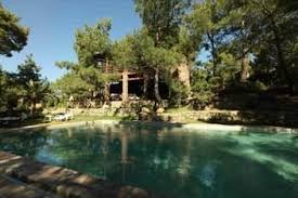 Burada sahil boyunca bulunan güzel mekânlarda ve nehir üzerindeki çardaklarda keyifli vakitler geçirebilir. En Iyi Izmir Doga Otelleri