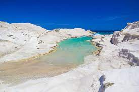 Eine die bucht von sarakiniko, benannt nach den sarazenischen piraten, die sie einst als versteck benutzten, ist die verlockendste wildnis an der küste. Sarakiniko Strand Milosinsel Grieche Die Kykladen Agaisch Griechenland Europa Stockfoto Bild Von Mittelmeer Reise 58436656