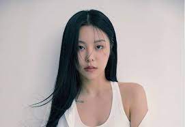 She started her solo career on april 17, 2018 with the single easy , making her the first mamamoo member to debut as a soloist. 0p4ans7epig7vm