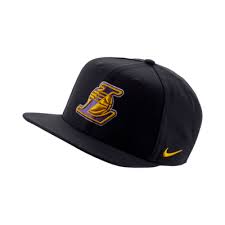 Il cappello ha la classica forma dei cap new era, con visiera curva e bottone sulla parte alta. Cappello Los Angeles Lakers Nike Pro Nba Nike Ch