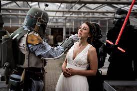 Ein risianisches hochzeitskleid ist ein traditionelles brautkleid, welches die braut während der trauungszeremonie trägt. Real Wedding Boho Meets Star Wars Heiraten Mit Braut De