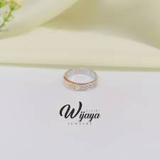 Cincin tunangan yg paling sering di tempah orang adalah cincin belah rotan polos, cincin tunangan yg paling laris di indonesia. Cincin Kawin Emas Elegan Dan Glamour Sempurnakan Penampilan Anda Di Wijaya Jewelry