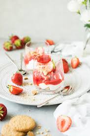 Heute möchte ich mit euch deshalb dieses super einfache kaki cheesecake rezept im glas teilen, welches ihr ruckzuck gemacht habt. Einfach Und Blitzschnell Erdbeer Cheesecake Im Glas Ohne Backen