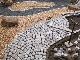Granitpflaster Wegefuhrung Im Schuppenverband Garten Pflaster Granitpflaster Gartenweg Pflastern