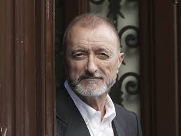Arturo Pérez-Reverte gana el Premio de la Crítica por 'Línea de fuego', su  retrato de la guerra en la trinchera