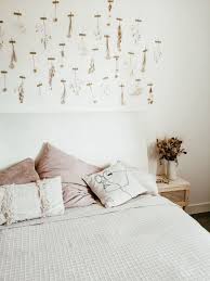 Setiap hari, kami menerbitkan cerita mengenai rumah, ikuti di sini. Inspirasi Untuk Hiasan Dinding Kamar Tidur Yang Super Artsy