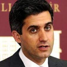 Mehmet ali alabora, ilk profesyonel tiyatro deneyimine tiyatro i̇stanbul sahnesinde sergilenen acaba hangisi? Memet Ali Alabora Front Line Defenders