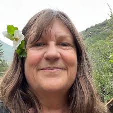 BREAKING: Congresswoman Maxine Waters confronting National Guard, "Why do  you have guns? You gonna shoot an elected official? If you're going to  shoot me you BETTER SHOOT STRAIGHT." 😳👏👏👏