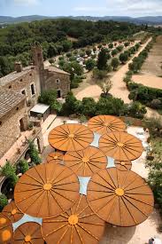 Decorado con muebles y tejidos seleccionados por sus propietarios en sus viajes por todo el mundo, nuestros clientes. Castell D Emporda Concrete Archello