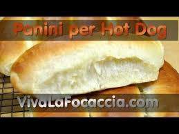Farciti in mille modi, con salumi e formaggi, maionese e salmone focaccia così come il pane e la pizza, anche la focaccia è sicuramente un alimento base della tradizione gastronomica italiana.il termine. Ricetta Panini Per Hot Dog Fatti In Casa Youtube