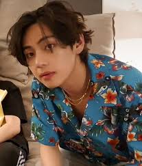 INFO] #V becomes the First and Only Korean/Kpop Soloist to reach 17 Million  Followers