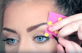 Incluso si nunca has usado delineador de ojos antes, ¡todo lo que necesitas es un poco de práctica para llevar tu maquillaje al siguiente nivel! Delineado De Ojos Paso A Paso Trucos Y Tipos