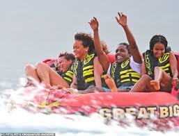 Nachdem die beiden bereits das weihnachtsfest 2020 gemeinsam auf barbados verbrachten. Rihanna Puts On Loved Up Display With A Ap Rocky While Enjoying Romantic Holiday In Barbados Daily Mail Online