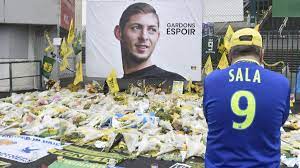 Der pilot des im januar 2019 tödlich verunglückten fußballers emiliano sala war ohne gültige fluglizenz unterwegs. Flugzeugtragodie Um Emiliano Sala Erster Leichnam Geborgen Eurosport