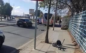 El niño presentaba una inflamación aguda en el cerebro, posible causante de su muerte. Muere Atropellado Por Un Autobus Un Nino De Cinco Anos Que Iba En Un Patinete Electrico Hoy