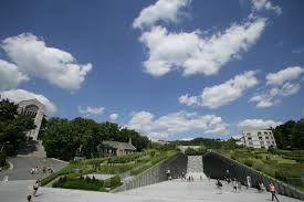 Their intention to emphasize each student made them not use the plural word women, but the singular word woman. womans is all the individual student of ewha gathered together for women's rights, and it represents the university. Ewha Womans University Universitat Luzern