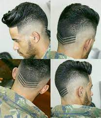 Plan recadré de coiffeur faisant coupe de cheveux à la jeune femme dans le salon de beauté. Coiffure Homme En 2020 Coiffure Homme Coiffures Masculines Coiffure