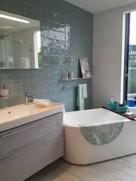 perfecte combinatie in de badkamer van retro blauwe glimmende tegels met grote mat witte tegels en een houten tegelvl badkamer blauwe badkamer badkamer ontwerp