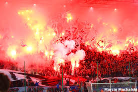 The most important are those with the real madrid ultras known as ultras sur, espanyol brigadas, levski sofia, west ham and wisla krakow the first, with real madrid, was born in 2001 during a uefa champions league match between the two teams, while that with west ham grew from the two teams mutual love for paolo di canio, who started his career. Wisla Krakow Oprawa Kibice Ultrasi Race 5 Noga Pl