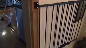 In this review i look at the kidco safeway gate top of stairs baby gate. Baby Gate Install Top Of Stairs Against Iron Rail Youtube