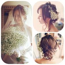 結婚式当日の髪型や 前撮り フォトウェディングの髪型をお悩みのプレ花嫁さん 今 おしゃれ花嫁さんの間で人気上昇中の かすみ草 かすみ草 ウェディング ウェディング ヘアスタイル ウェディング